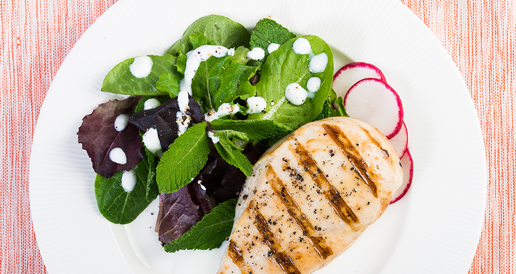 Poulet grillé, marinade yogourt et menthe