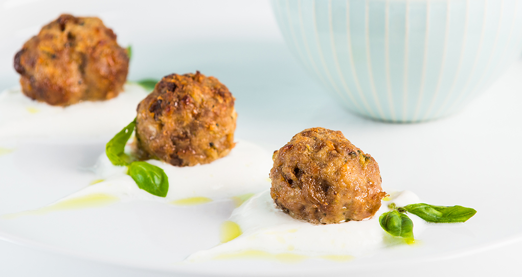 Boulettes d’agneau à la méditerranéenne, sauce tahini au yogourt