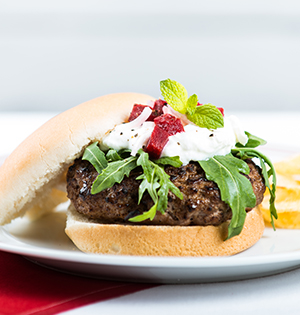 Hamburgers à l’agneau et salsa de betteraves marinées