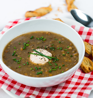 Soupe aux lentilles avec sauce chipotle