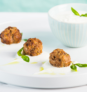 Boulettes d’agneau à la méditerranéenne, sauce tahini au yogourt