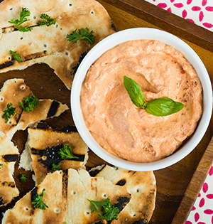 Tartinade au yogourt, aux tomates séchées au soleil et aux fines herbes